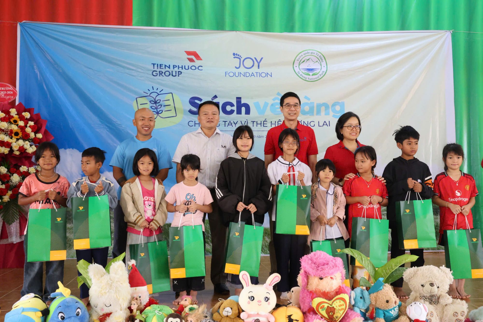 500 bộ sách giáo khoa và 150 phần quà được trao tặng cho các em học sinh thuộc vùng đệm của Vườn quốc gia Tà Đùng