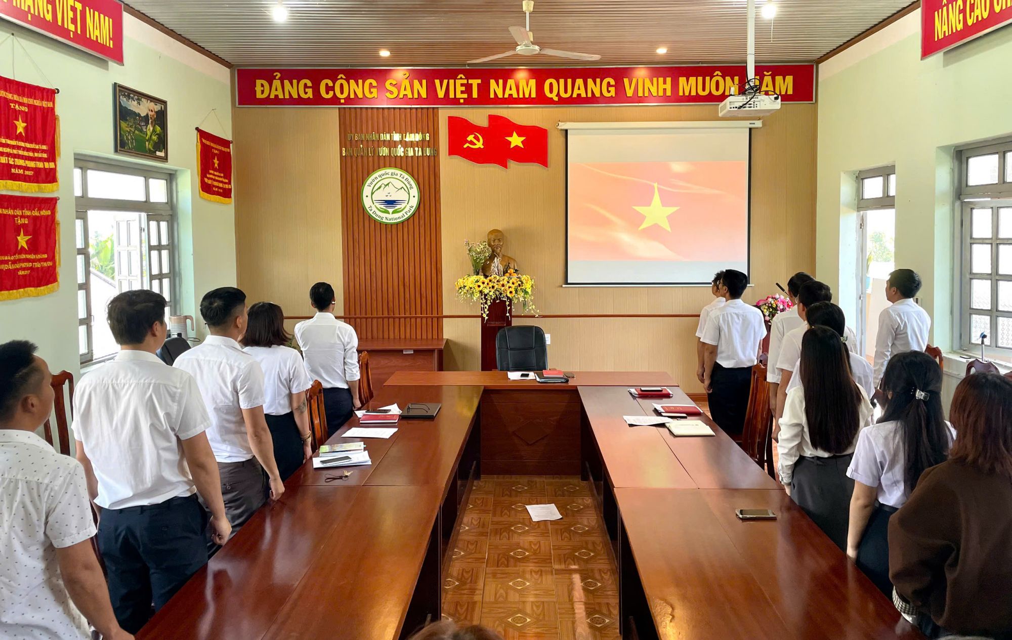 Ban Quản l&yacute; Vườn quốc gia T&agrave; Đ&ugrave;ng tổ chức Lễ ch&agrave;o cờ th&aacute;ng 8/2026