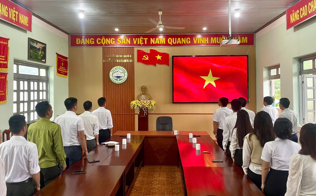 Ban Quản l&yacute; Vườn quốc gia T&agrave; Đ&ugrave;ng tổ chức Lễ ch&agrave;o cờ th&aacute;ng 9/2026