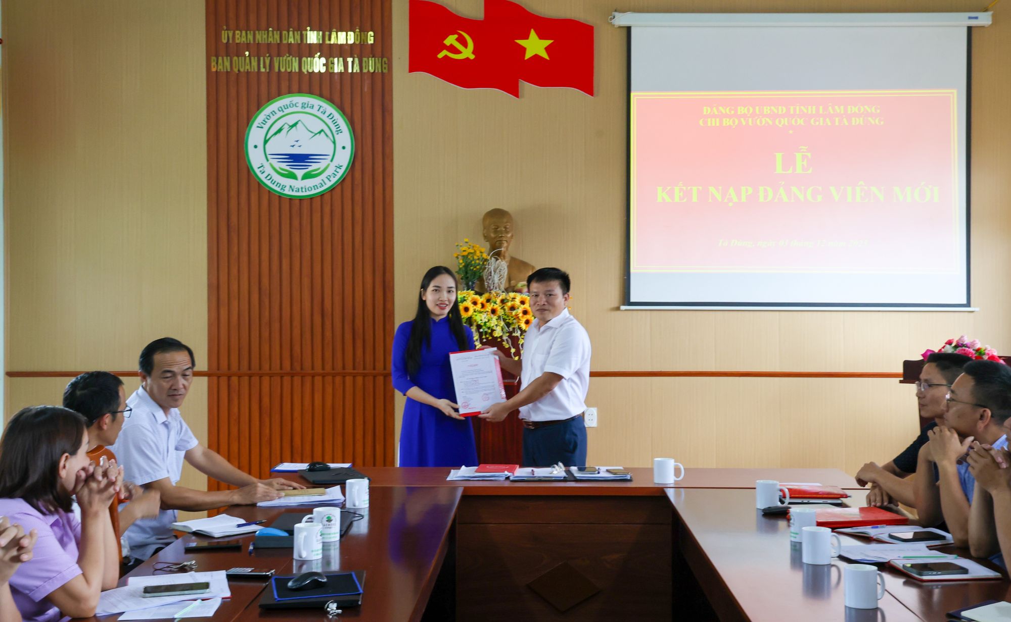 Chi bộ Vườn quốc gia Tà Đùng tổ chức Lễ kết nạp Đảng viên mới