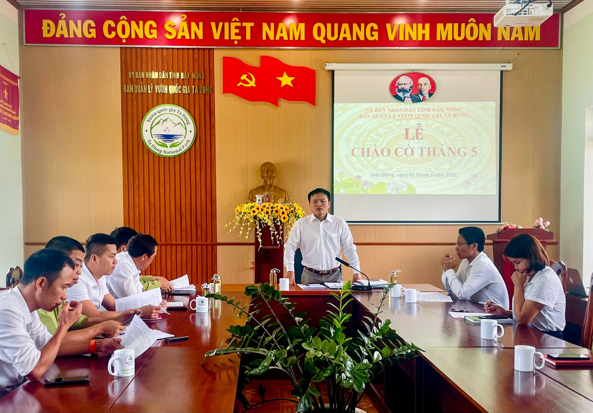 Ban Quản lý Vườn quốc gia Tà Đùng tổ chức Lễ chào cờ tháng 5/2025