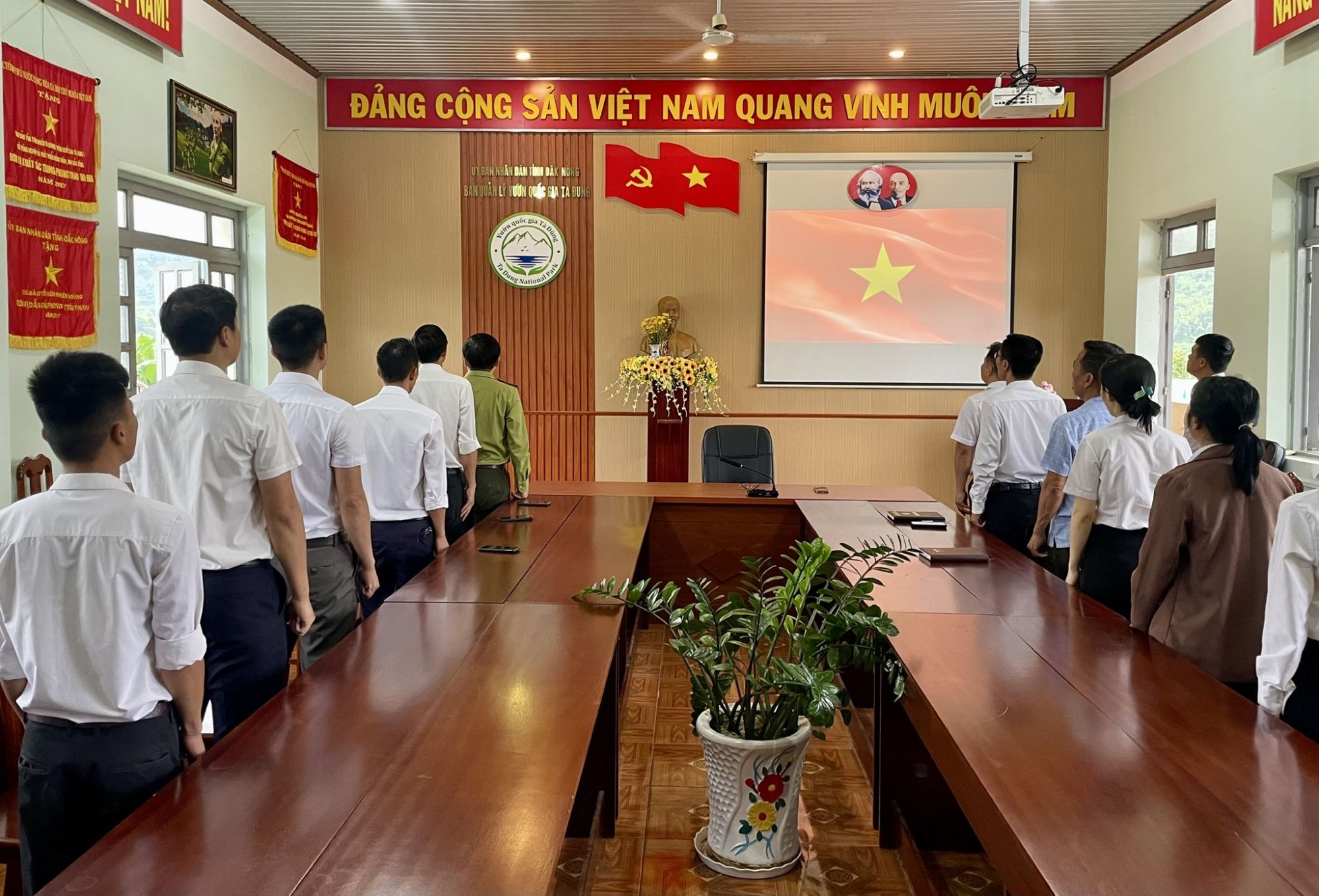 Ban Quản lý Vườn quốc gia Tà Đùng tổ chức Lễ chào cờ tháng 6/2025