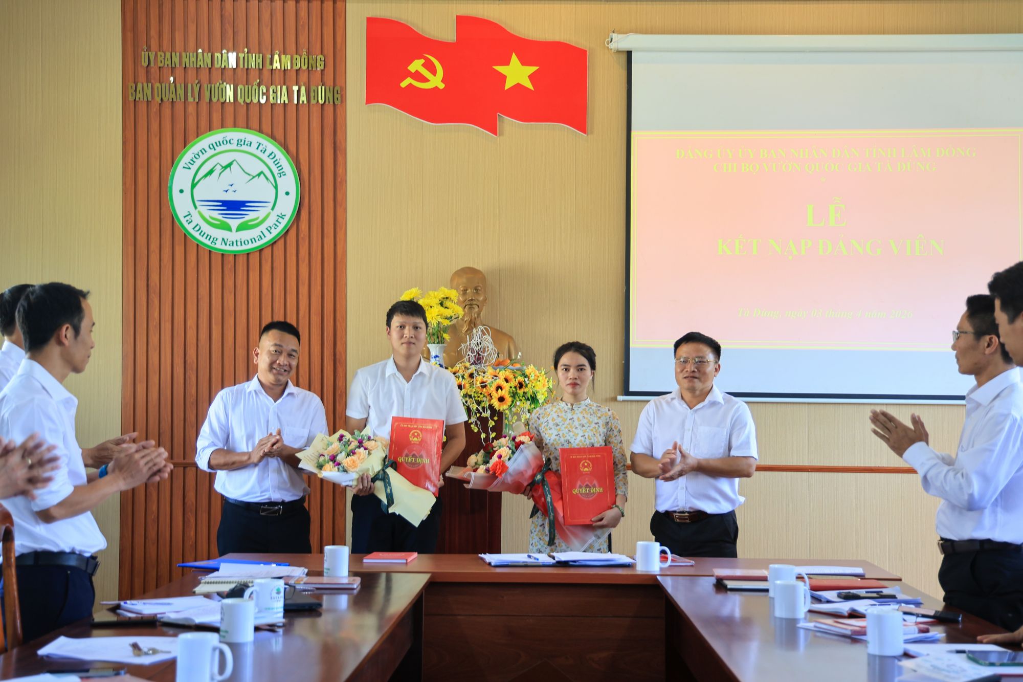 Chi bộ Vườn quốc gia T&agrave; Đ&ugrave;ng kết nạp th&ecirc;m 2 Đảng vi&ecirc;n