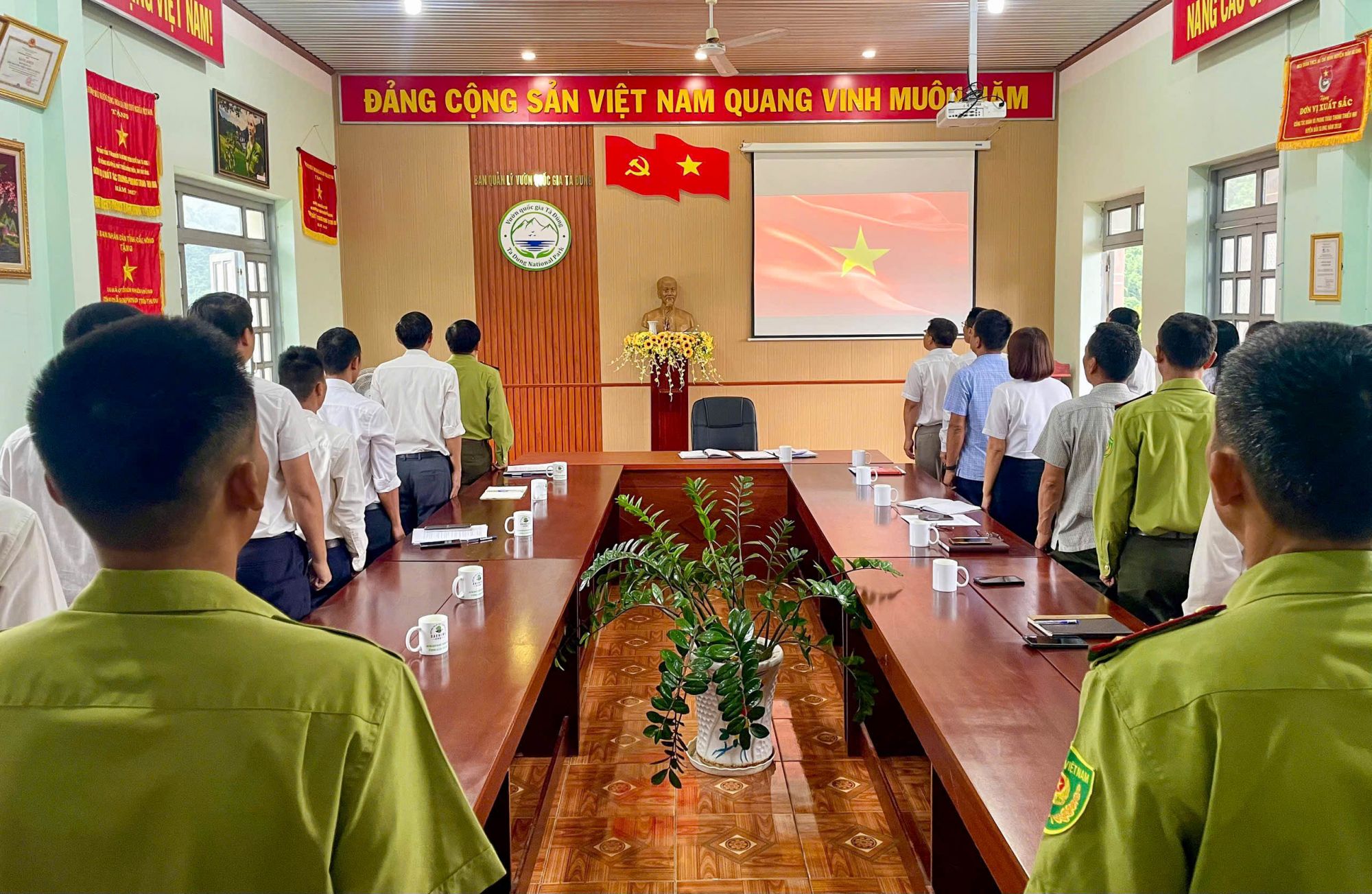 Ban Quản lý Vườn quốc gia Tà Đùng tổ chức Lễ chào cờ tháng 7/2025