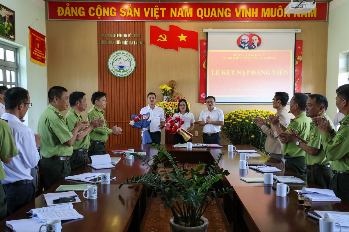 Chi bộ Ban Quản lý Vướn quốc gia Tà Đùng kết nạp 02 Đảng viên mới