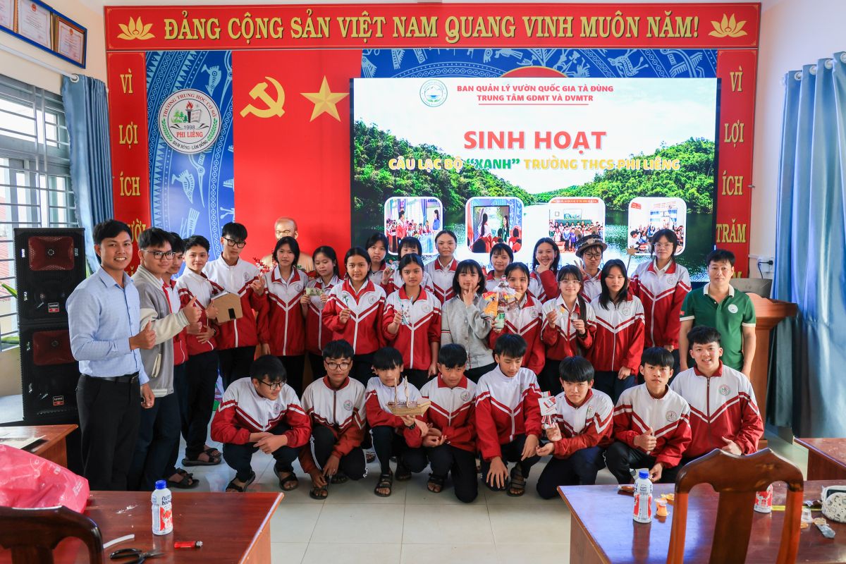 Th&agrave;nh vi&ecirc;n C&acirc;u lạc bộ "Xanh" Vườn quốc gia T&agrave; Đ&ugrave;ng s&aacute;ng tạo sản phẩm từ vật liệu t&aacute;i chế