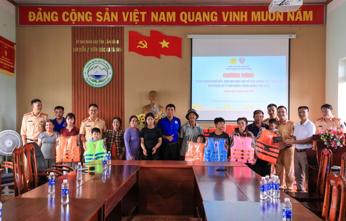 Phối hợp phổ biến ph&aacute;p luật l&acirc;m nghiệp v&agrave; an to&agrave;n đường thủy tại hồ T&agrave; Đ&ugrave;ng