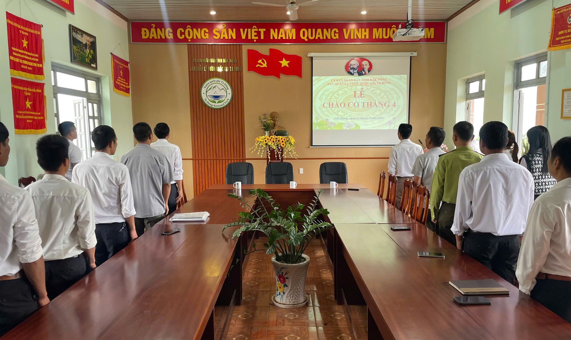 Ban Quản lý Vườn quốc gia Tà Đùng tổ chức Lễ chào cờ tháng 4/2025