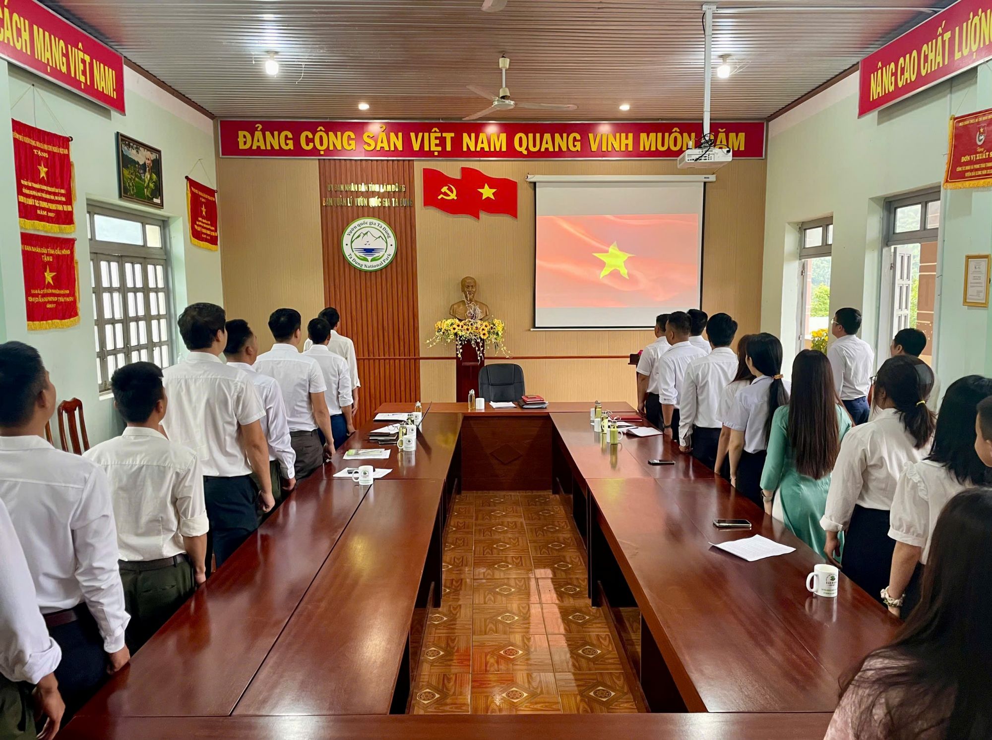 Ban Quản l&yacute; Vườn quốc gia T&agrave; Đ&ugrave;ng tổ chức Lễ ch&agrave;o cờ th&aacute;ng 3/2026