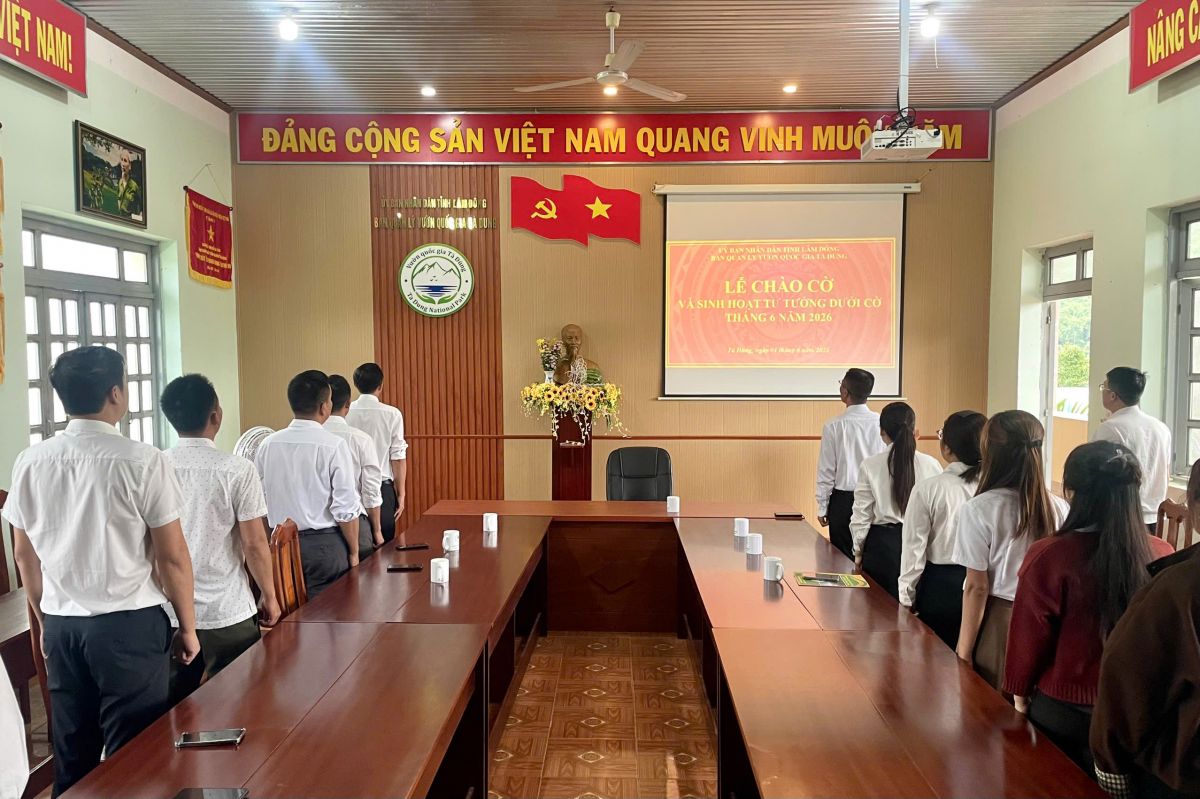 Ban Quản l&yacute; Vườn quốc gia T&agrave; Đ&ugrave;ng tổ chức Lễ ch&agrave;o cờ th&aacute;ng 6/2026