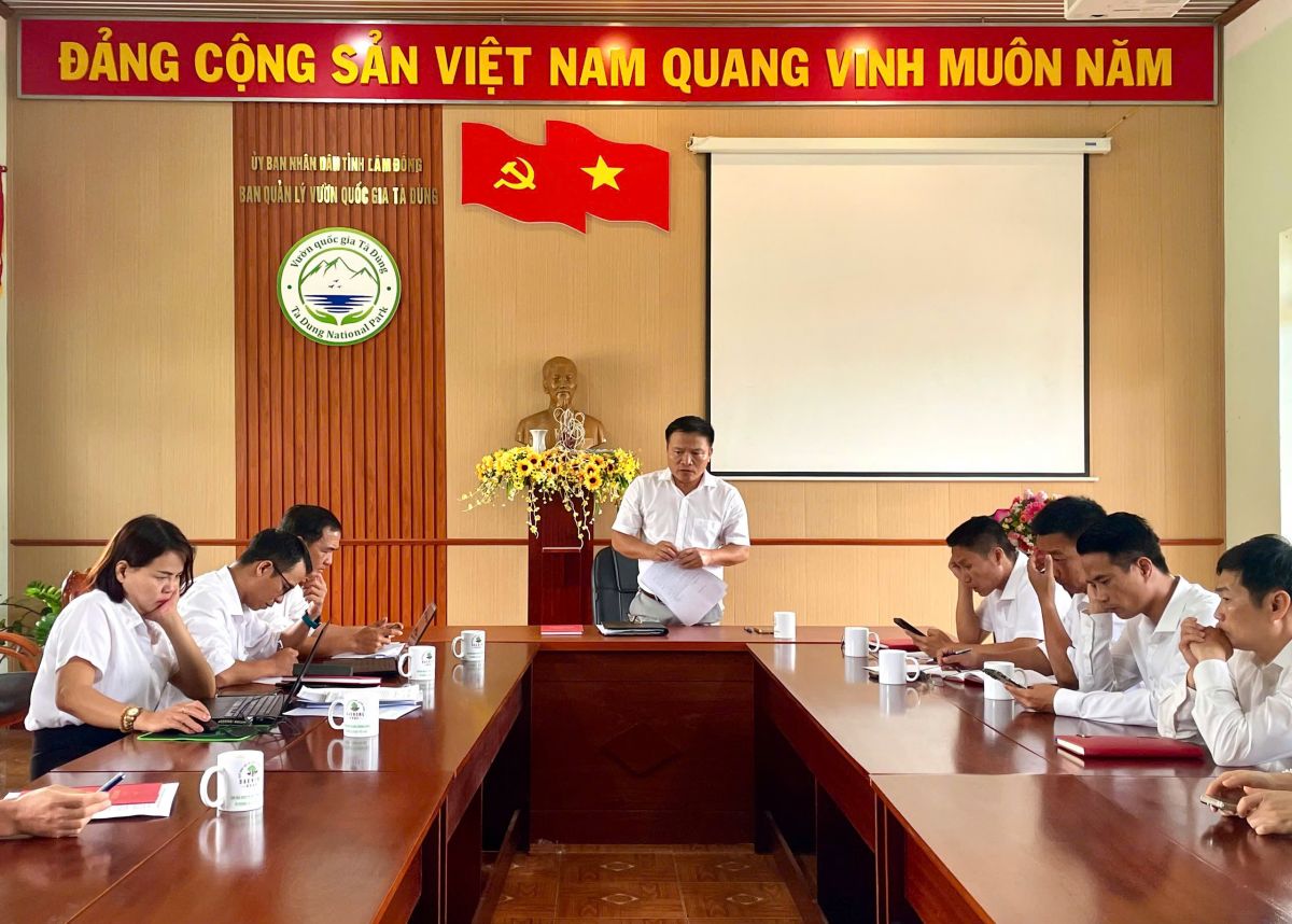 Ban Quản l&yacute; Vườn quốc gia T&agrave; Đ&ugrave;ng tổ chức Lễ ch&agrave;o cờ th&aacute;ng 5/2026