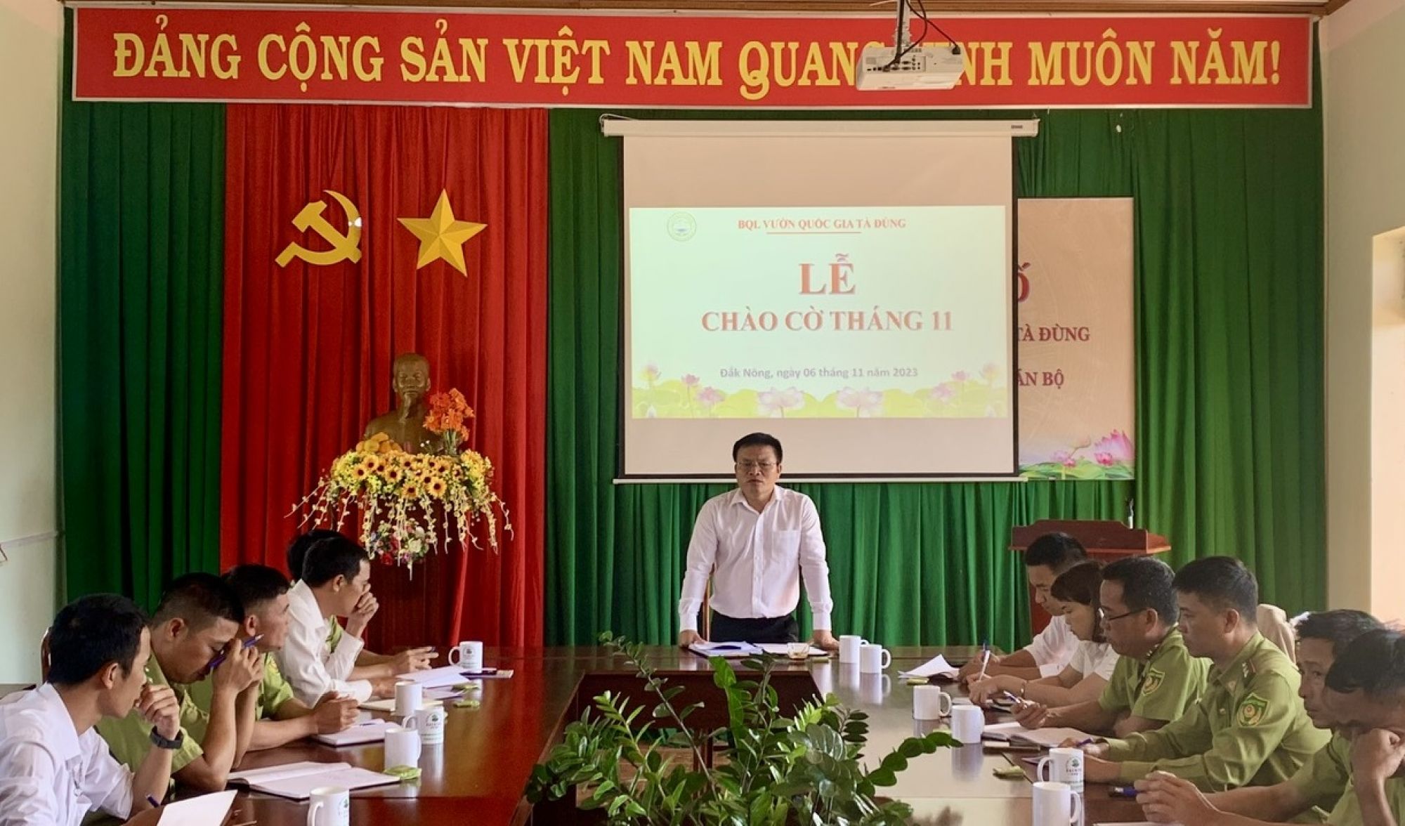 Ban quản lý Vườn quốc gia Tà Đùng tổ chức Lễ chào cờ tháng 11/2023