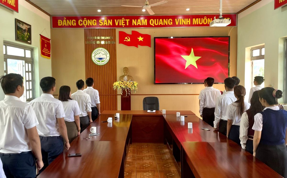 Ban Quản l&yacute; Vườn quốc gia T&agrave; Đ&ugrave;ng tổ chức Lễ ch&agrave;o cờ th&aacute;ng 10/2026