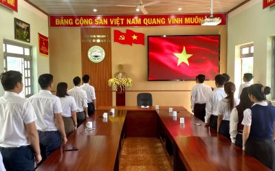 Ban Quản l&yacute; Vườn quốc gia T&agrave; Đ&ugrave;ng tổ chức Lễ ch&agrave;o cờ th&aacute;ng 10/2026