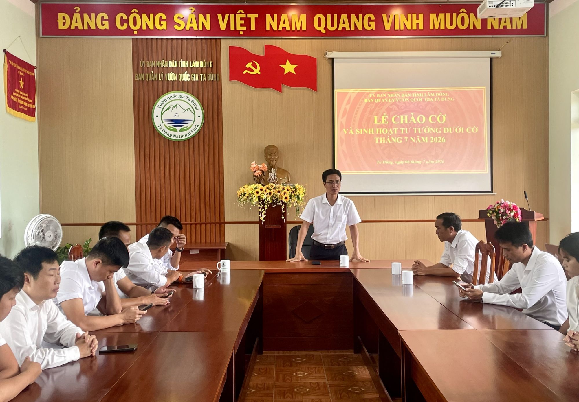 Ban Quản l&yacute; Vườn quốc gia T&agrave; Đ&ugrave;ng tổ chức Lễ ch&agrave;o cờ th&aacute;ng 7/2026
