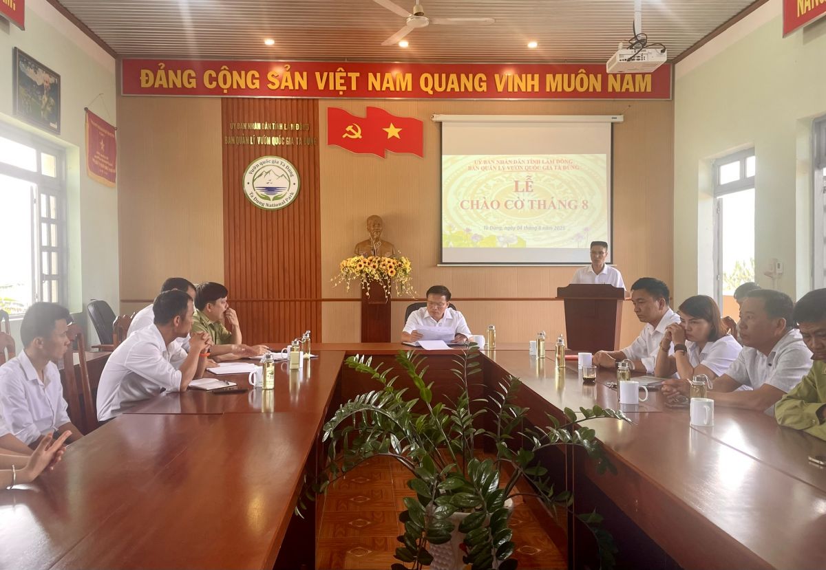 Ban Quản lý Vườn quốc gia Tà Đùng tổ chức Lễ chào cờ tháng 8/2025