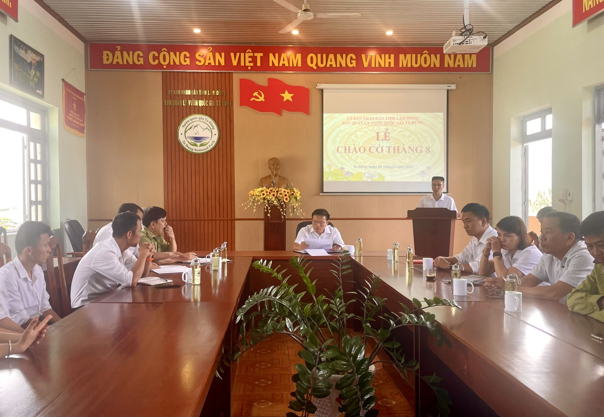 Ban Quản lý Vườn quốc gia Tà Đùng tổ chức Lễ chào cờ tháng 8/2025