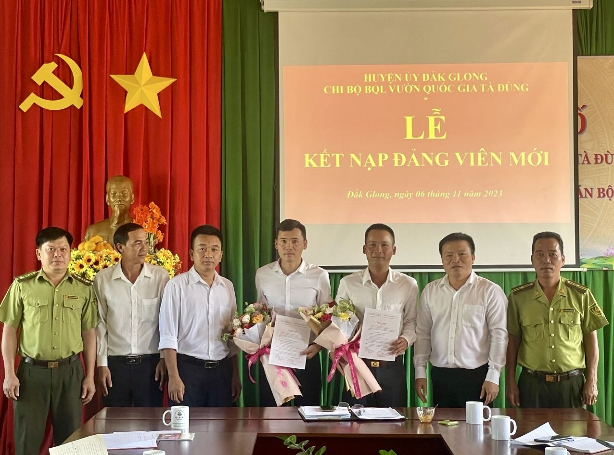 Chi bộ Ban quản lý Vướn quốc gia Tà Đùng kết nạp 2 Đảng viên mới