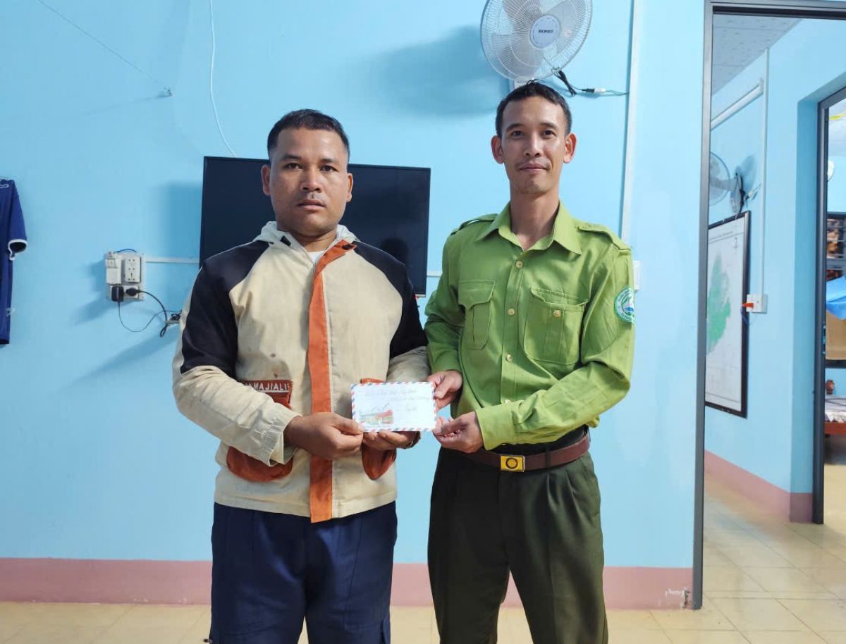 Vườn Quốc gia Tà Đùng hỗ trợ người dân nhận khoán bảo vệ rừng bị hư hại phương tiện trong lúc tham gia công tác tuần tra rừng