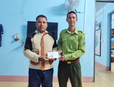 Vườn Quốc gia Tà Đùng hỗ trợ người dân nhận khoán bảo vệ rừng bị hư hại phương tiện trong lúc tham gia công tác tuần tra rừng