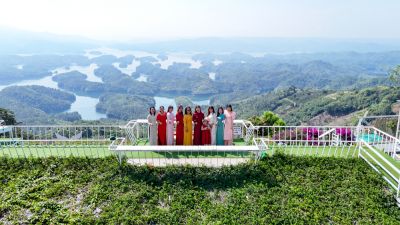 Rạng rỡ sắc m&agrave;u &Aacute;o d&agrave;i truyền thống tại Vườn quốc gia T&agrave; Đ&ugrave;ng