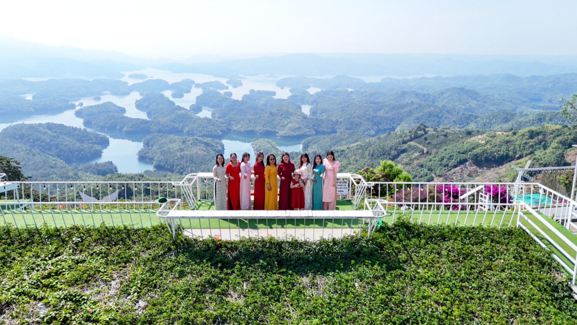 Rạng rỡ sắc m&agrave;u &Aacute;o d&agrave;i truyền thống tại Vườn quốc gia T&agrave; Đ&ugrave;ng