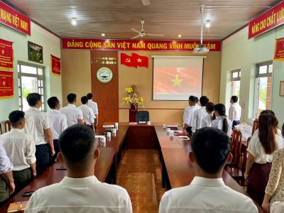 Ban Quản l&yacute; Vườn quốc gia T&agrave; Đ&ugrave;ng tổ chức Lễ ch&agrave;o cờ th&aacute;ng 4/2026